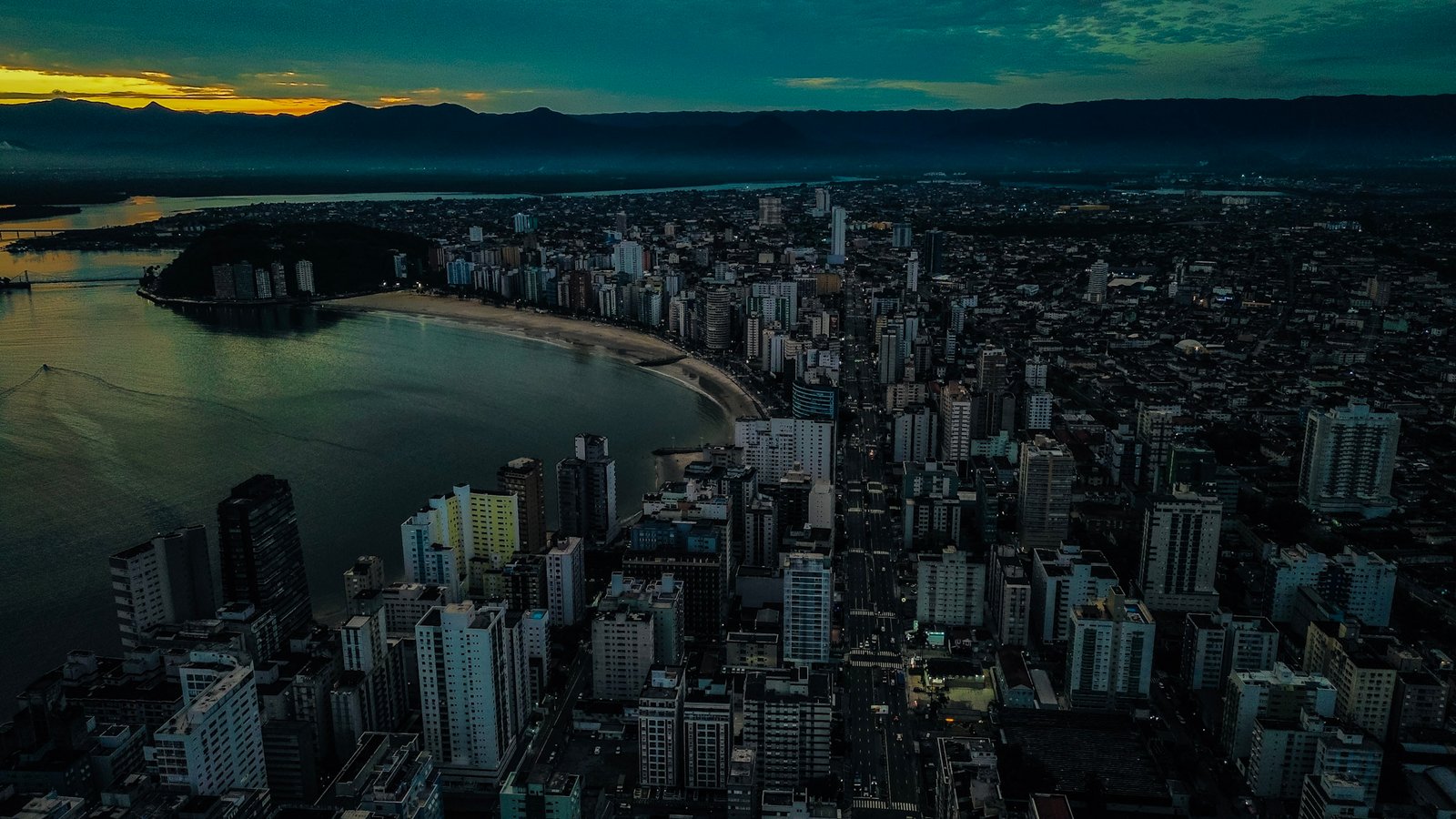 Vista aérea da Baixada Santista ao entardecer
