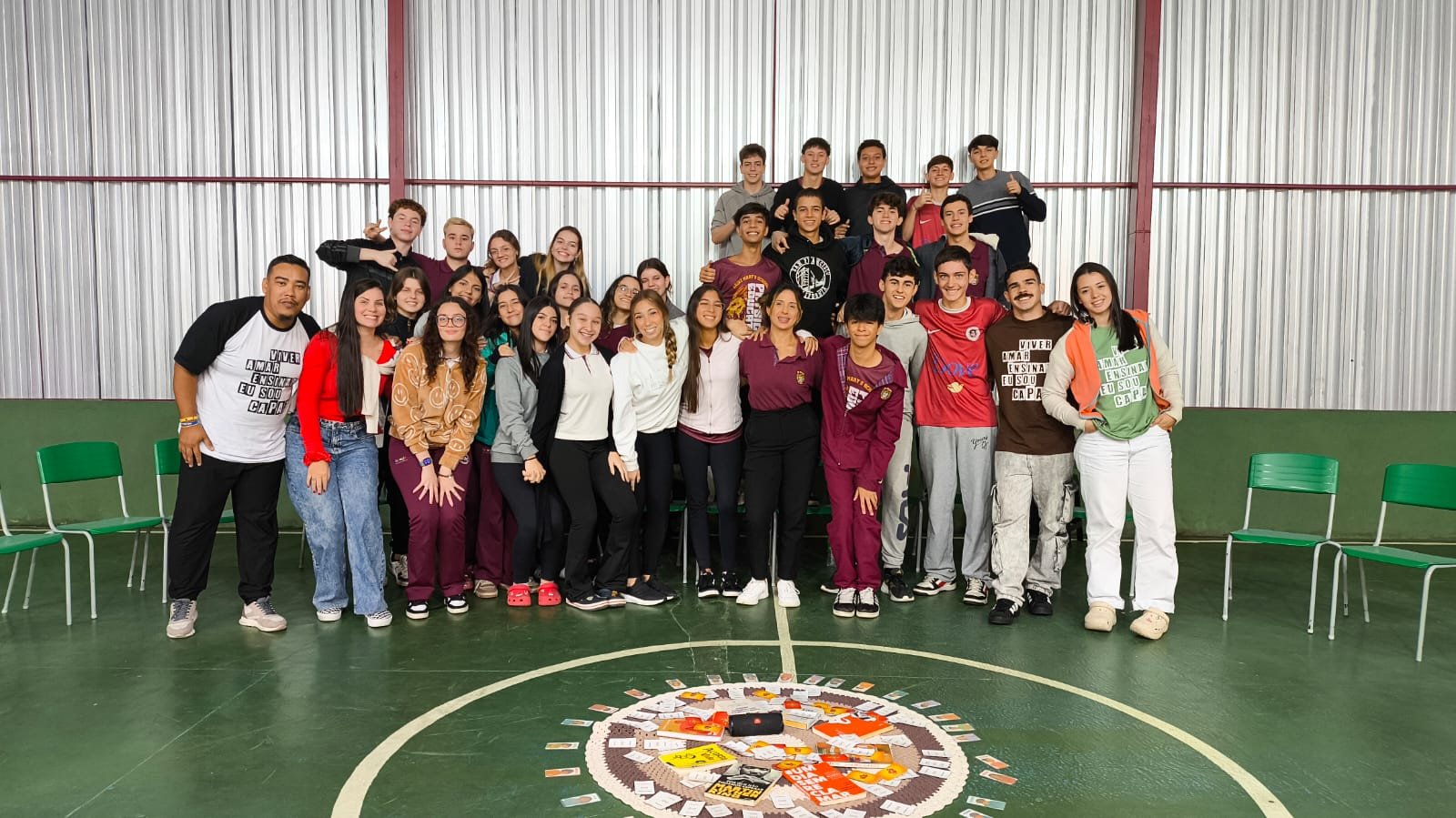 Adolescentes reunidos ao redor da roda, em uma escola
