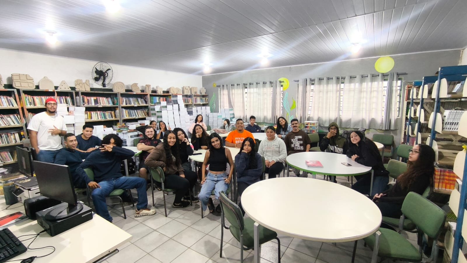 Turma de adolescentes reunida em roda de conversa sobre Comunicação Não Violenta