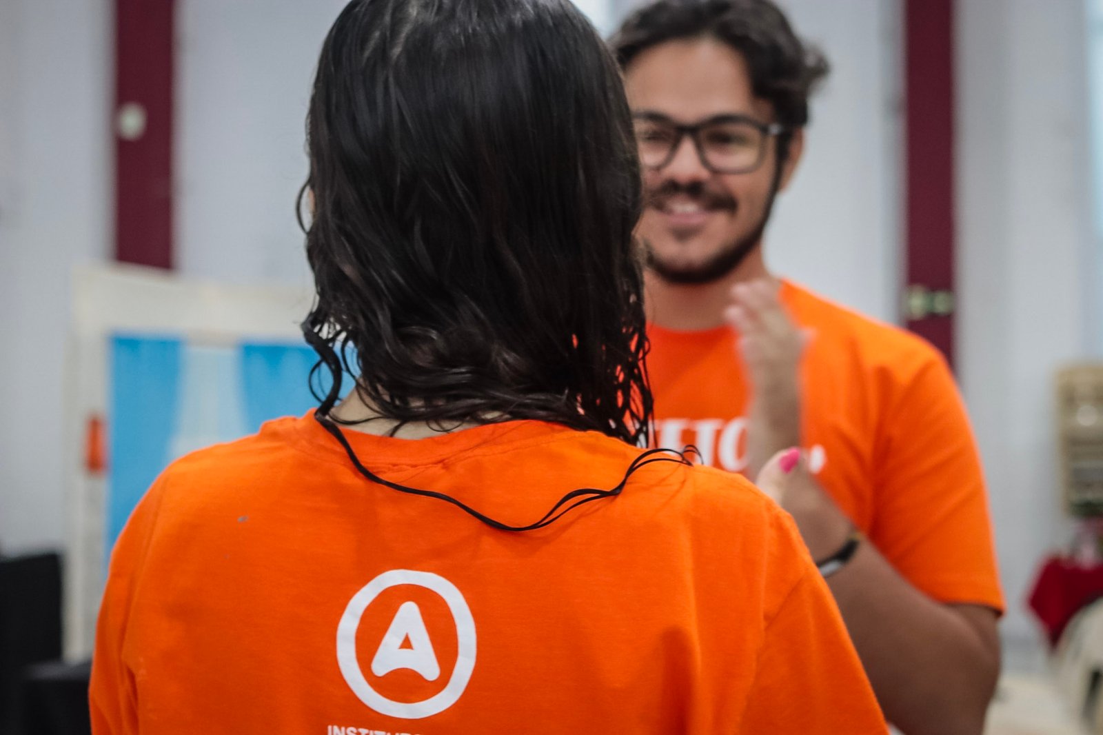 Equipe do Instituto Alfa, camisetas laranjas