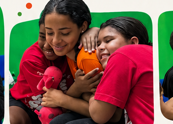 Crianças do Capaz Kids se abraçando com bichinhos de pelúcia