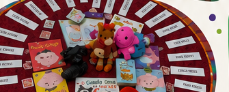Cartas de emoções e bichinhos de pelúcia dispostos em roda